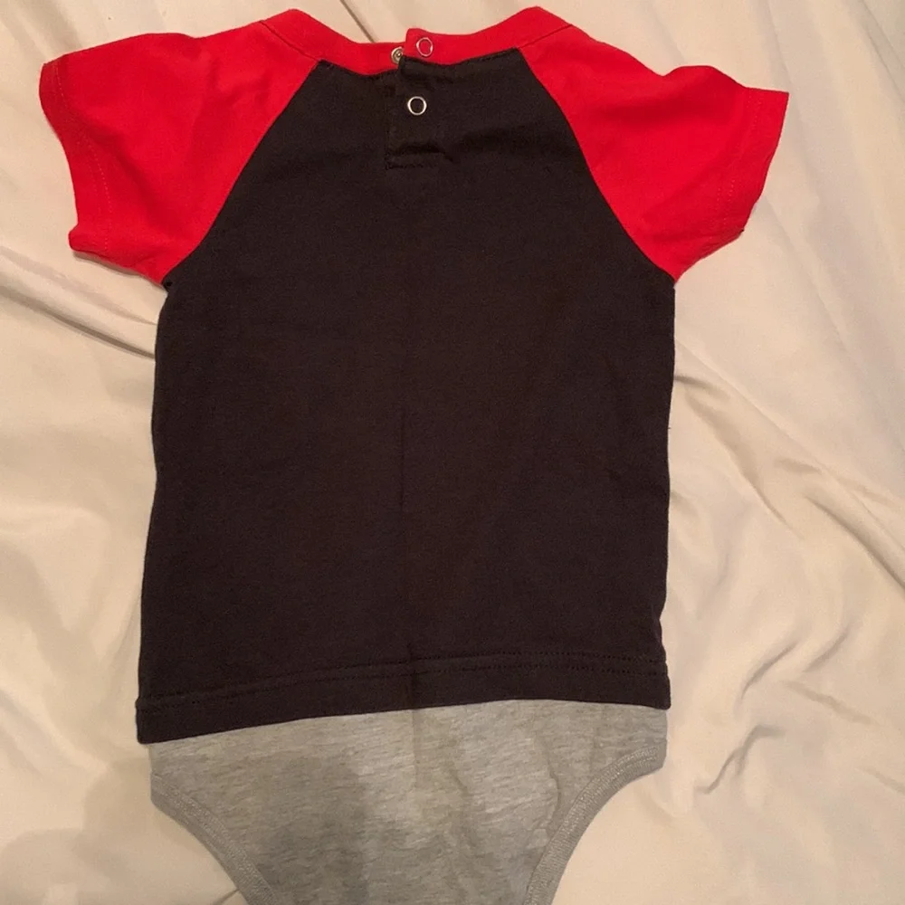 NHL Chicago Blackhawks One Piece, Bib & Slippers 18m - Picture 5 of 7